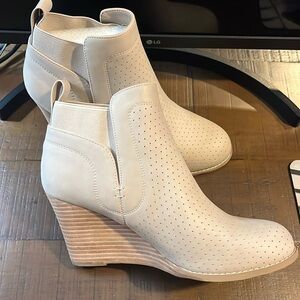 Dolce Vida / Gerdy Bootie Beige 9 NEW